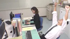 残業中の人妻熟女OL ふたりきりの深夜オフィスで中出し絶頂不倫のサムネイル画像