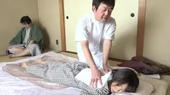 【ネトラレ】妻が旅館でマッサージ師に寝取られた～嫌がりながらも敏感に反応する妻の姿を見てフル勃起する夫のサムネイル画像