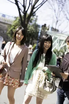 友達の前でガチエッチ！！女のコが一番恥ずかしい事！それは友達の前でエッチな事しちゃうこと！そのムリな事やってもらいます！！ 18名の4番目のサンプル画像