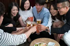 熟女合コン みんなで楽しく王様ゲームあげくの果ては 脱がせる！舐める！やり放題の5番目のサンプル画像