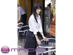 カフェで働くメガネ店員のサムネイル画像