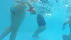 野外プールでビキニ美女ナンパ！清楚な受付嬢は実はむっつりスケベの潮吹き天才だったｗｗ全員初対面なのにイキイキ乱れまくりの乱交会に発展♪のサムネイル画像