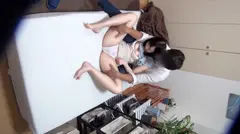 百戦錬磨のナンパ師のヤリ部屋で、連れ込みSEX隠し撮り 172 先日渋谷でナンパした黒髪ロング美少女を家にお持ち帰り！黒髪ロング＝清楚のイメージ通り(？)フェラする姿も健気♪でもセックスになるとあまりに気持ちよさに…のサムネイル画像