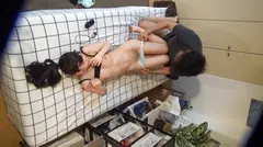 百戦錬磨のナンパ師のヤリ部屋で、連れ込みSEX隠し撮り 252 絶品クビレボディの美少女を家に連れ込みゲームに興じてイチャイチャ…お互いヤル気満々でなだれ込むようにSEX！美乳&美尻を堪能しつつ、ピストンで興奮する痴態を盗撮！の4番目のサンプル画像