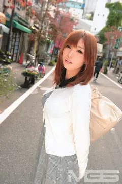 乳首が敏感過ぎてイクほど感度の高い美人妻と…おじさんぽ 04 AVよりエロいエッチ見たくない？ すれ違ったら思わず振り向くくらい可愛い人妻と下町探索お散歩デート。おじさんに足を絡めて中出しさせる奥さんの敏感反応がヤバい！ 葉月可恋の15番目のサンプル画像