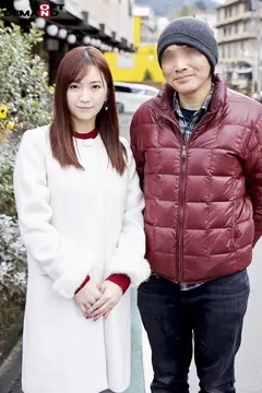 「寝取られ願望」のある夫が妻をダマして混浴放置！裸より恥かしいハレンチ水着で夫の目の前で何度もイカされる巨根激ピストンのサムネイル画像