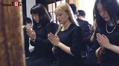 ヤリマンはママになってもヤリマン 法事で5年ぶりに再会した同級生たちにヤラれた金髪喪服ギャル 伊南えりかのサムネイル画像