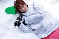 ロケ帰り相部屋NTR 大雪で東京に帰れなくなったお天気お姉さんが、仕事の愚痴を聞いてくれる新人ADと妊娠するまで中出ししまくった一晩。 唯井まひろのサムネイル画像