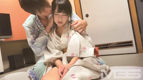 この奥さんの詳細わかりますか？ 05 クリッとした瞳が可愛い新婚ホヤホヤ現役デパガの童顔美人妻と、夫は20歳年上の金持ちトレーダーのおっとりセレブ妻がまさかの発情！ なぜ 言葉責めと尻スパンキングで失禁するほどマ○コを濡らす ことになったのか？ その一部始終 飯岡かなこ 佳苗るかのサムネイル画像