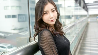【モテオーラ×経験豊富な敏感ボディ】32歳美人インフルエンサーが緊張の初撮影！「緊張する…」と微笑む...のサムネイル画像